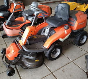 Tondeuse autoportée Husqvarna R214C neuve, système de coupe frontal à essence, construction robuste, direction fluide, machine pour travaux d'aménagement paysager - Product Image 1