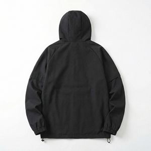 Sudadera Anorak Negra con Capucha, Bolsillo con Solapa en el Pecho y Cremallera Resistente al Agua |   Cortavientos Táctico para OEM/Marca Privada - Product Image 2