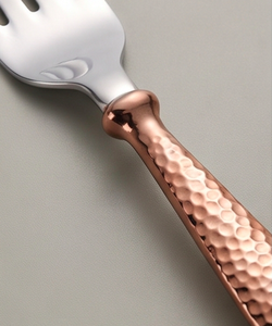 Juego de Cubiertos Modernos con Mango Martillado, Acero Inoxidable con Acabado en Cobre, Resistente al Óxido, Apto para Lavavajillas, Juego de 4 Piezas - Product Image 2