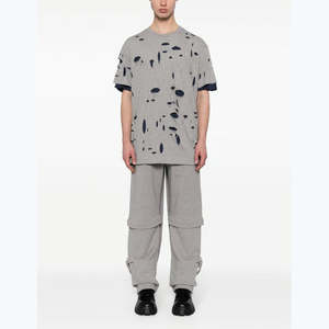 เสื้อยืดผู้ชายสีเทาและกรมท่า ผ้าฝ้าย 100% ดีไซน์ขาดๆ แบบมีชั้นๆ ขอบม้วน ตัดเย็บแบบโอเวอร์ไซส์ สวมใส่สบาย เป็นมิตรกับสิ่งแวดล้อม ระบายอากาศได้ดี - Product Image 2