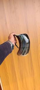 Tazas hechas a mano con el cuidado y la ternura que requiere la elaboración con cuerno natural de búfalo, que ofrecen una combinación única de encanto rústico y funcionalidad moderna. - Product Image 2