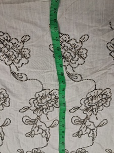 Tissu en coton côtelé blanc cassé de qualité export sur mesure avec motifs floraux noirs texturés brodés pour vêtements et artisanat - Product Image 2