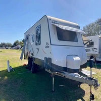 Caravane hybride étanche 4x4 légère en acier inoxydable moderne pour 4 personnes, confortable, avec panneaux solaires, tout-terrain