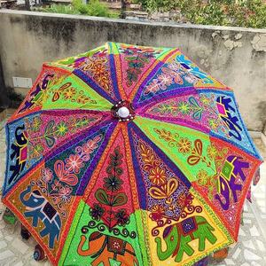 Parapluie traditionnel pliable en coton brodé d'éléphants, fait main en Inde, avec cadre en métal pour l'extérieur, la plage et le jardin - Product Image 3
