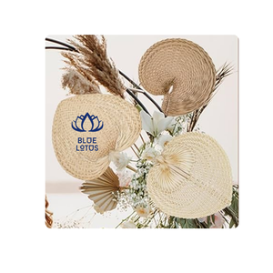 Abanico Decorativo de Palma de Alta Demanda, Perfecto para Recuerdos de Boda y Decoración de Eventos, Ambiente Natural - Product Image 1