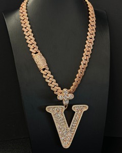 จี้เพชรโมอิสซาไนต์แบบกำหนดเอง VVS รูปตัวอักษร สไตล์ฮิปฮอป สีโรสโกลด์ เงินแท้ 925 รับรองโดย IGI ตัวเรือนแบบ Claw Setting สำหรับผู้ชาย - Product Image 3