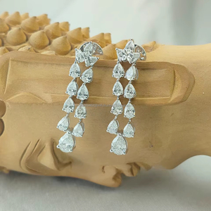 ต่างหูเพชรทรงลูกแพร์ในทองคำขาว ดีไซน์ทันสมัย เปล่งประกายเรียบหรู สง่างาม และมีเสน่ห์หรูหราแบบเรียบง่ายสำหรับทุกวัน - Product Image 1