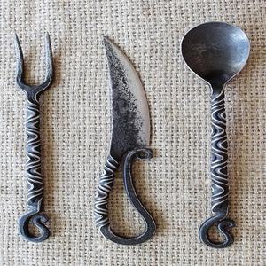 ชุดช้อนส้อมสแตนเลสสตีลคุณภาพสูง งานแฮนด์เมด สไตล์ยุคกลาง 3 ชิ้น พร้อมปลอกหนัง  แบบใหม่ - Product Image 4