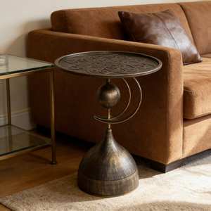 Mesa Auxiliar de Metal de Diseño con Base de Corte Geométrico y Revestimiento Premium para una Gama Exclusiva de Muebles de Interior - Product Image 2