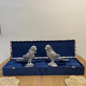 PAR DE LOROS DECORATIVOS DE METAL BAÑADOS EN PLATA, PEQUEÑOS, CON CAJA DE TERCIOPELO - Product Image 3