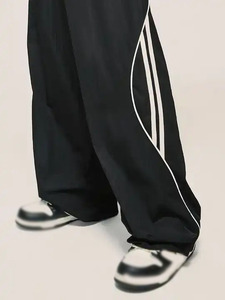 กางเกงแทร็คขายาวสีดำทรงหลวมสำหรับผู้ชาย ผ้าไนลอนน้ำหนักเบา แต่งแถบสีตัดกัน สไตล์สตรีทแวร์ ทรงสบาย รับผลิตตามสั่ง - Product Image 4