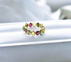 Hermoso Anillo de Eternidad con Turmalina en Forma de Pera Multicolor Natural Botánica en Oro de 14K - Product Image 4