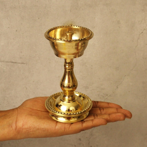 Diya Tradicional de Latón para Templo, Puja, Aarti, Lámpara de Aceite para Oración Hindú, Deepak Decorativo de Latón Indio para Culto en el Hogar - Product Image 5