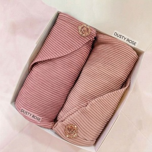 Caja de Regalo Personalizada para Hijab de Mujer, Conjunto de Hijabs de Chifón Plisado, Combinación de Jersey, Chifón y Algodón, Caja de Regalo con Hijab de Seda Medina Premium - Product Image 5