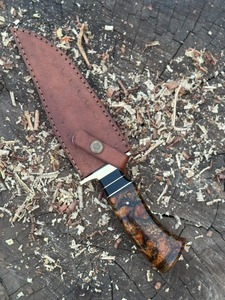 Cuchillo de caza hecho a mano OEM de cobre y acero de Damasco con hoja de punta caída biselada, mango de caparazón de tortuga y funda de cuero - Product Image 4