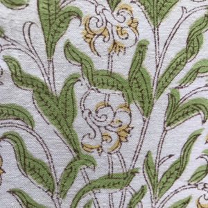 Tela de Algodón Estampada a Mano – Elegante Diseño Floral de Hojas en Base Natural |   Venta al por Mayor de Textiles Indios - Product Image 1