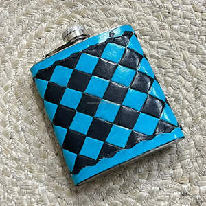 2026 Novedad al por mayor: Petaca de bolsillo de acero inoxidable con patrón a cuadros negro y turquesa, de cuero genuino de vaca - Product Image 4