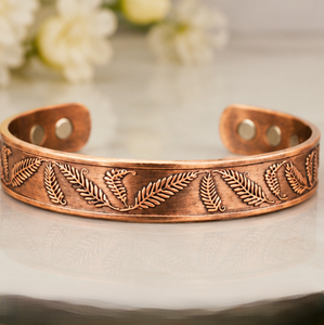 Brazalete Magnético de Cobre Sólido con Patrón de Hojas Botánicas Hecho a Mano, Joyería Metálica de Moda con Diseño Abierto y Detalles Exquisitos - Product Image 2