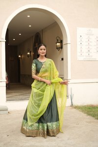 Lehenga Choli en soie élégante avec bordure tissée Zari et dupatta en tissu sergé pour femmes - Product Image 3