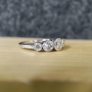 Bague à cinq pierres en moissanite, coupe ronde, en argent 925, bijoux fins, cadeau d'anniversaire pour petite amie - Product Image 3