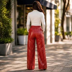 Pantalones de Cuero con Estampado de Cocodrilo para Mujer, Pantalones Anchos con Estampado de Cocodrilo Color Borgoña, Pantalones de Cuero con Estampado en Relieve de Cintura Alta para Mujer - Product Image 5