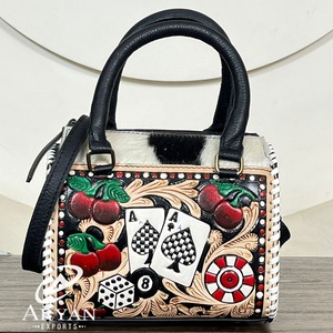 กระเป๋าถือหนังวัวแท้ลาย Tooled สุดฮิตสำหรับผู้หญิง สไตล์วินเทจ คาสิโน โป๊กเกอร์ เชอร์รี่ สะพายข้าง ทรง Speedy Duffle  กระเป๋าของขวัญ - Product Image 1