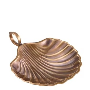 Bandeja Decorativa con Hoja de Ginkgo Dorada, Diseño Moderno de Planta en Latón, Forma Irregular, Pieza Única - Product Image 4