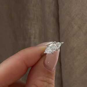 Bague de fiançailles en or 14 carats avec diamant de laboratoire taille coussin et trois pierres, sertie à griffes, avec accent latéral en forme de triligne, alliances de mariée pour femmes, vente en gros - Product Image 1