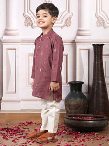 Kurta color granate para niños con estampado discreto y conjunto de pijama recto, ropa festiva tradicional, atuendo étnico cómodo para niños. - Product Image 4