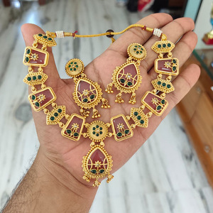 Juego de Joyería Fina Étnica Chapada en Oro JeweleMarket con Collar y Aretes de Cristal |   Vestidos Elegantes para Bodas y Fiestas para Mujer - Product Image 1