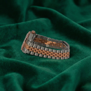 Reloj de Lujo con Diamantes de Dos Tonos para Mujer |   Esfera de Nácar Plateada en Oro Rosa |   Regalo de aniversario para esposa |   Elegante Reloj de Pulsera - Product Image 2