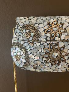Bolso de Mano Moderno con Mosaico de Madreperla Natural, Ecológico, con Correa Metálica, Hecho a Mano en India - Product Image 5
