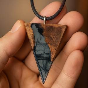 Collier pendentif pendule de radiesthésie en bois et résine naturelle, fait main - Product Image 5