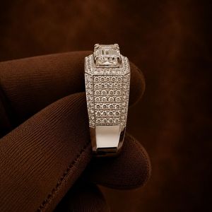 Anillo de Compromiso de Plata de Ley con Diamante en Forma de Esmeralda, Halo de Moissanita y Banda Pavé, Joyería para Propuesta - Product Image 1