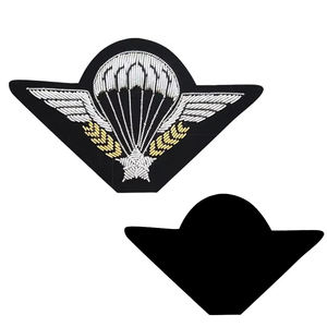 Insignias Personalizadas de Alta Calidad con Diseño a Medida, Bordadas a Mano en Tela de Lona, con Hilo Metálico - Product Image 4