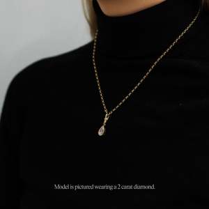 Collar con colgante de diamante talla pera de inspiración vintage, 1 quilate, diamante cultivado en laboratorio, en oro amarillo de 9K y 18K - Product Image 4