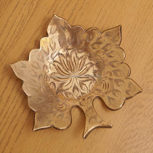 Plateau en métal sculpté en forme de feuille – Un accent minimaliste pour l'organisation et la présentation - Product Image 6
