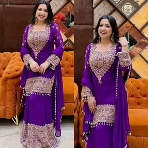 Conjunto Sharara VASTRA COTTAGE con Top Bordado de Seda Gruesa y Texturizada, Mangas Largas y Dupatta con Lentejuelas, Ideal para Eventos Festivos - Product Image 2