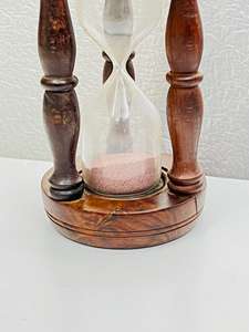 Sablier en bois de 7 pouces avec sable rose |   Horloge à sable de table rustique avec design croix d'ange pour décoration de fête d'anniversaire - Product Image 3