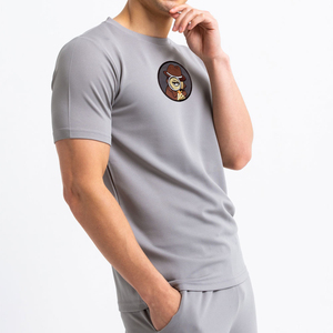 ชุดเสื้อยืดและกางเกงขาสั้นลายการ์ตูนสีเทาสำหรับผู้ชาย คอกลม สวมใส่สบายในฤดูร้อน พิมพ์ลายด้วยเทคนิคฮีททรานเฟอร์ ผ้าถักระบายอากาศได้ดี - Product Image 6