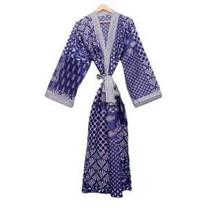 Kimono de algodón cómodo y transpirable para piel sensible, con cuello en V, diseño sencillo y estampado floral para uso casual. - Product Image 1