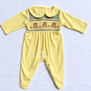 Al por mayor Pelele amarillo para bebé con pies, de manga larga, de algodón, con bordado de oso de peluche, ropa para recién nacido OEM/ODM - Product Image 1