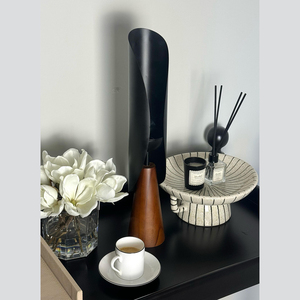 Ensemble de brûleurs Mubkhar métalliques sculpturaux alliant des boucliers incurvés élégants avec des bases en bois coniques pour une décoration de luxe et une utilisation parfumée - Product Image 5