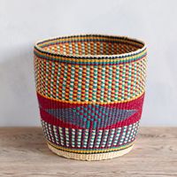 Panier de rangement en fibres naturelles tressées avec un élégant accent géométrique en losange, panier robuste en jonc de mer pour le salon