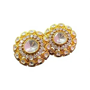 Boucles d'oreilles clous plaquées or pour femme, motif fleur, émeraudes et diamants ronds taillés, idéales pour mariage et occasions spéciales - Product Image 1