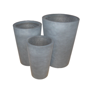Ensemble de jardinières modernes en fibre de verre prêtes à être expédiées, avec une construction légère et résistante aux intempéries, pour un style intérieur et extérieur. - Product Image 1