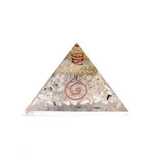 Pyramide en cristal faite à la main au design magnifique avec spirale en cuivre et éclats de pierres précieuses pour la décoration de la maison - Product Image 1