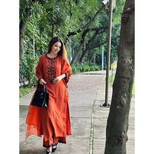 Ensemble fantaisie haut-bas et Dupatta avec broderie de fil et de paillettes taille de travail XL - Product Image 4