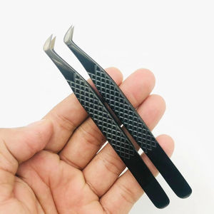 Pinzas Profesionales para Pestañas MAHFOOZ INSTRUMENTS, de Acero Inoxidable Negro Mate, Punta de Fibra Suave, Agarre de Diamante - Product Image 1