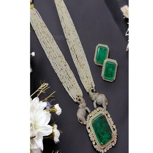 Ensemble collier long et boucles d'oreilles en laiton plaqué or de qualité supérieure, avec zircon et imitation perle, pour femmes et jeunes filles, idéal pour les mariages. - Product Image 1